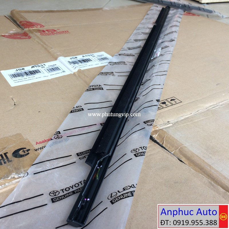 nep-chan-kinh-Toyota-Innova-2012-hang-OEM-75730-0K012.jpg